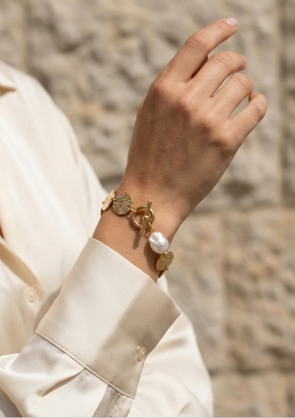 Envy Hammered Disc Pearl Charm Bracelet - Gold
