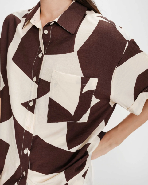Grace & Mila Veil Graphic Print Short Sleeve Shirt