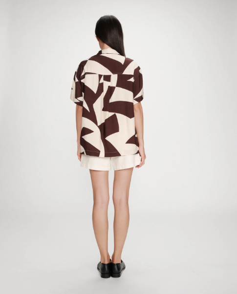 Grace & Mila Veil Graphic Print Short Sleeve Shirt