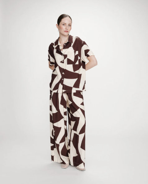 Grace & Mila Veil Graphic Print Short Sleeve Shirt